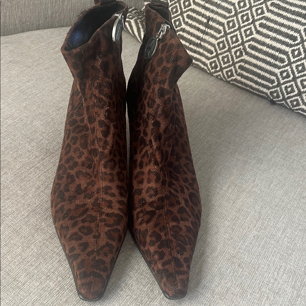 Donald J. Pliner Textured Leather Boots
Leopard print
Faux suede size 6 great